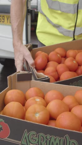 Video-Vertical-De-La-Bahía-De-Carga-Del-Edificio-Del-Banco-De-Alimentos-Del-Reino-Unido-Con-Alimentos-Cargados-En-Camionetas-1